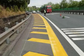 十堰恐龍化工創(chuàng)新驅(qū)動(dòng)，引領(lǐng)道路標(biāo)線(xiàn)漆生產(chǎn)新高度